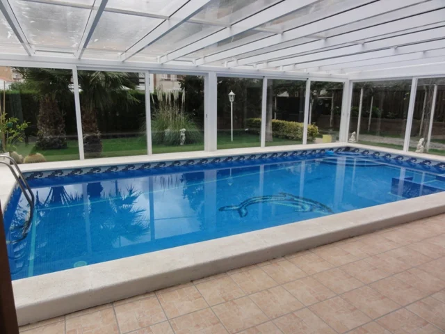 Propiedad céntrica de seis dormitorios con piscina cubierta