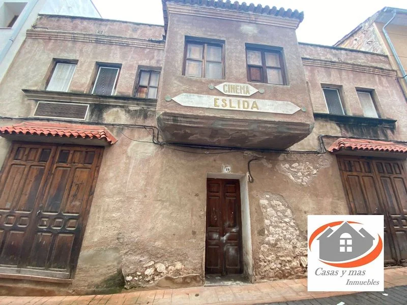 Two-level cinema building in Eslida