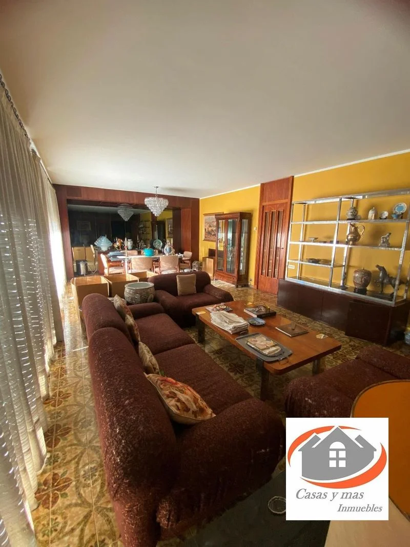 Spacious central flat with terrace