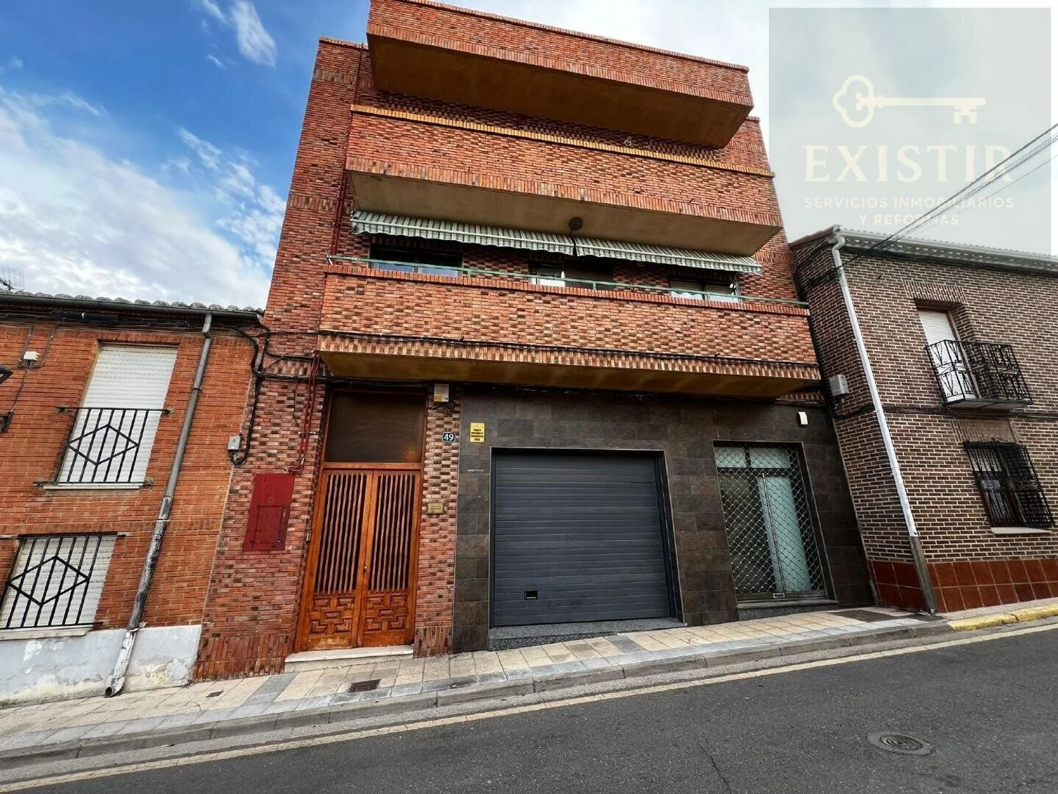 Edificio completo con local y dos viviendas en Villamuriel de Cerrato