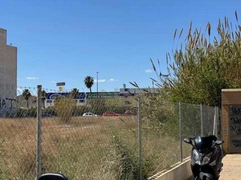 Urban Alicante land with development upside