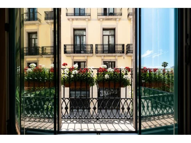 Piso con vistas al mar en Barceloneta, cuatro habitaciones