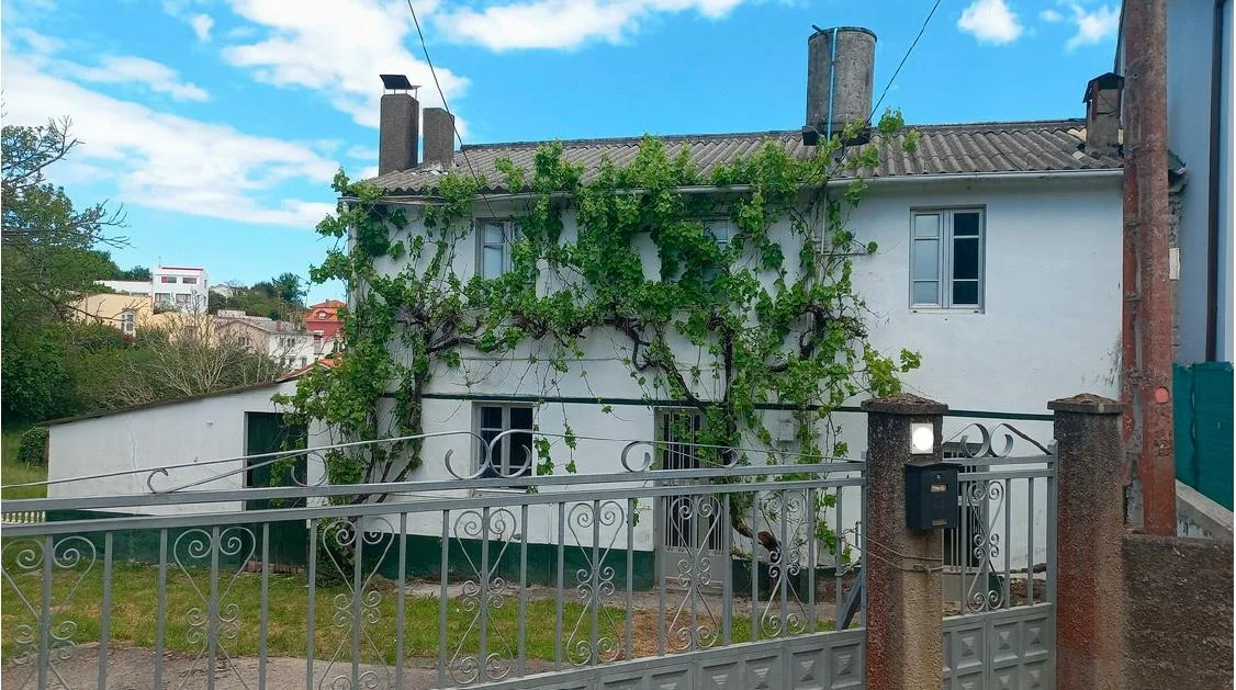 Casa adosada para reformar cerca de la costa