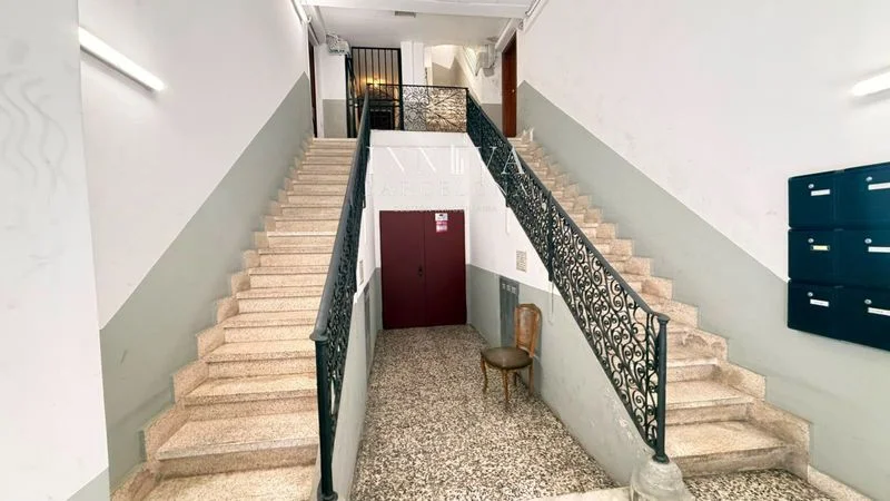Piso interior en Barcelona, tres habitaciones