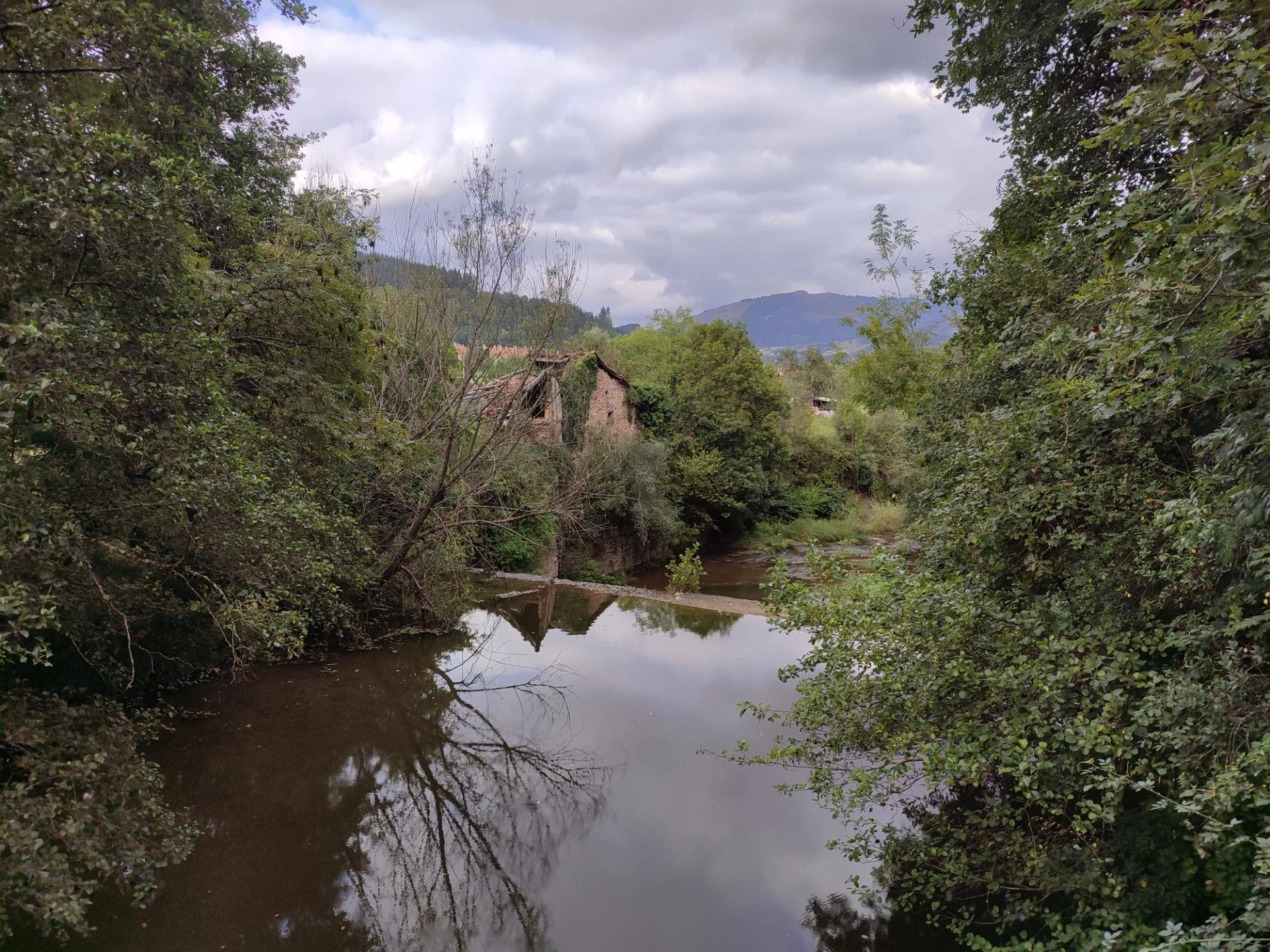 Rural former mill with rehabilitation potential