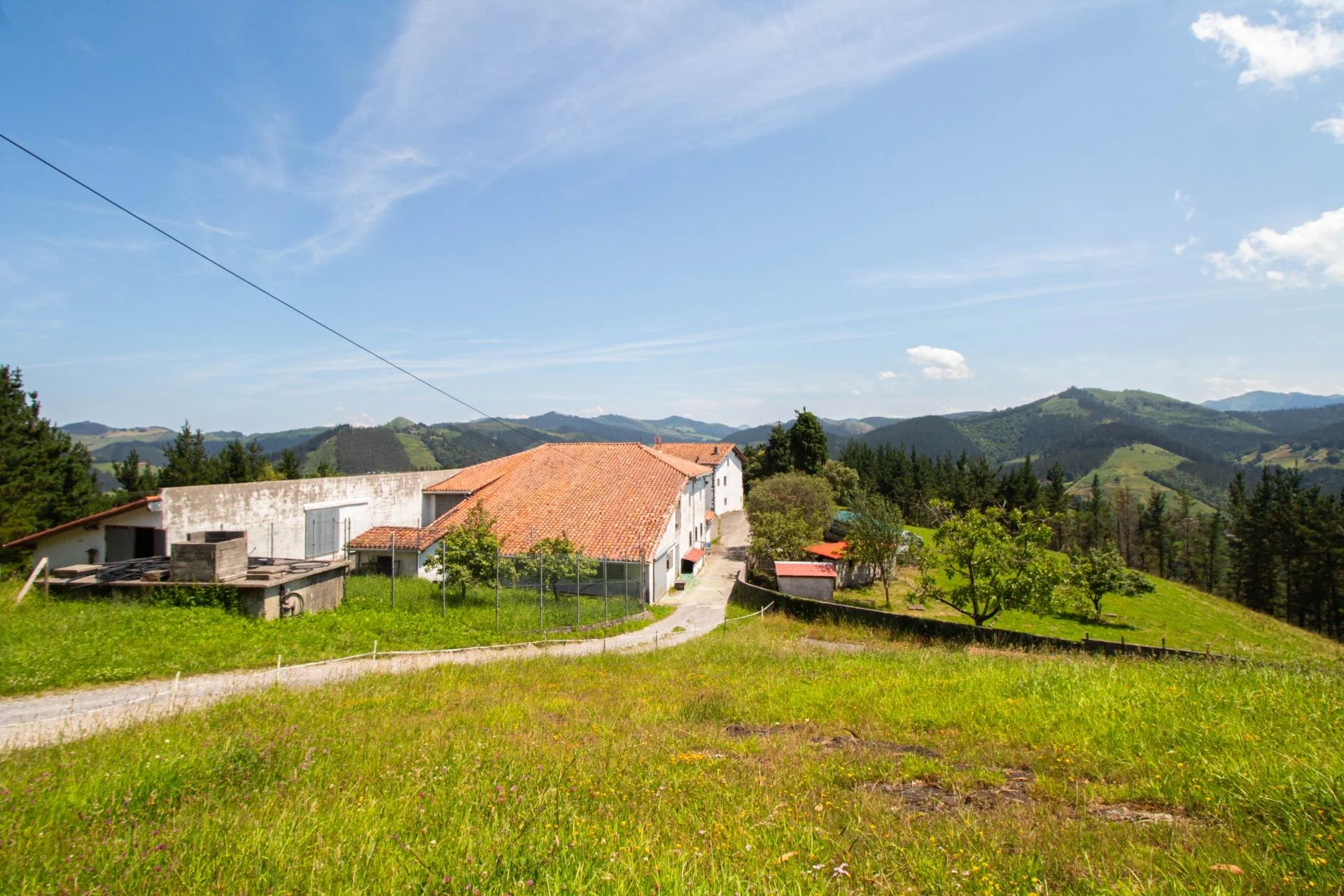 Finca de dos caseríos y 5,5 hectáreas