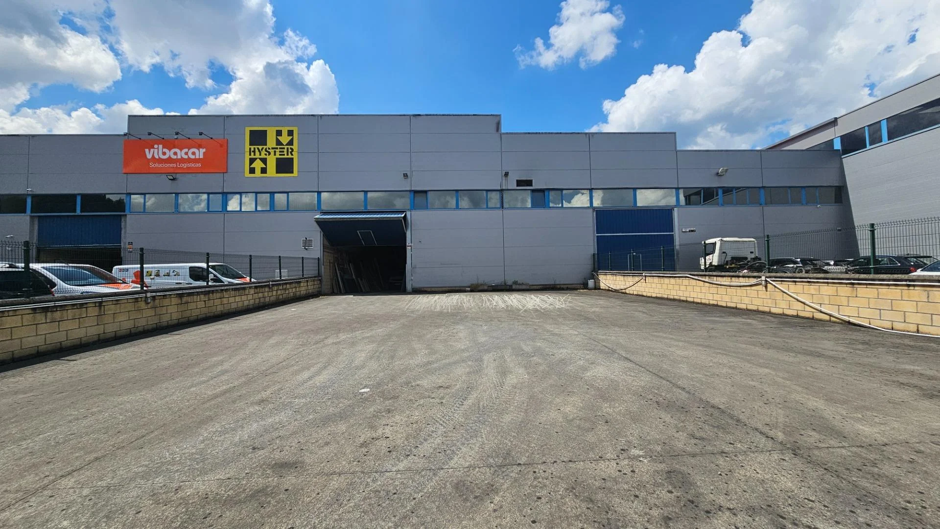 Industrial pavilion with mezzanine space