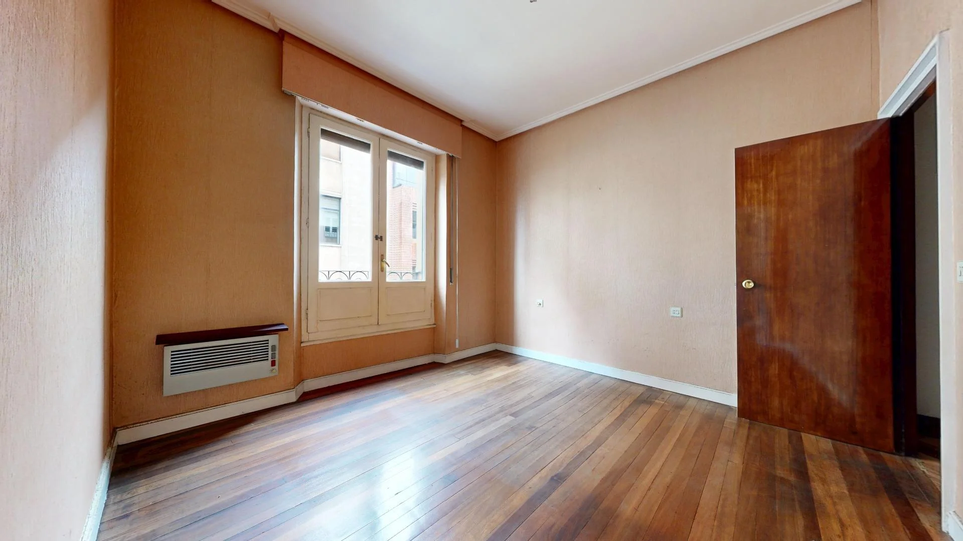 Reform-ready Abando flat, three bedrooms