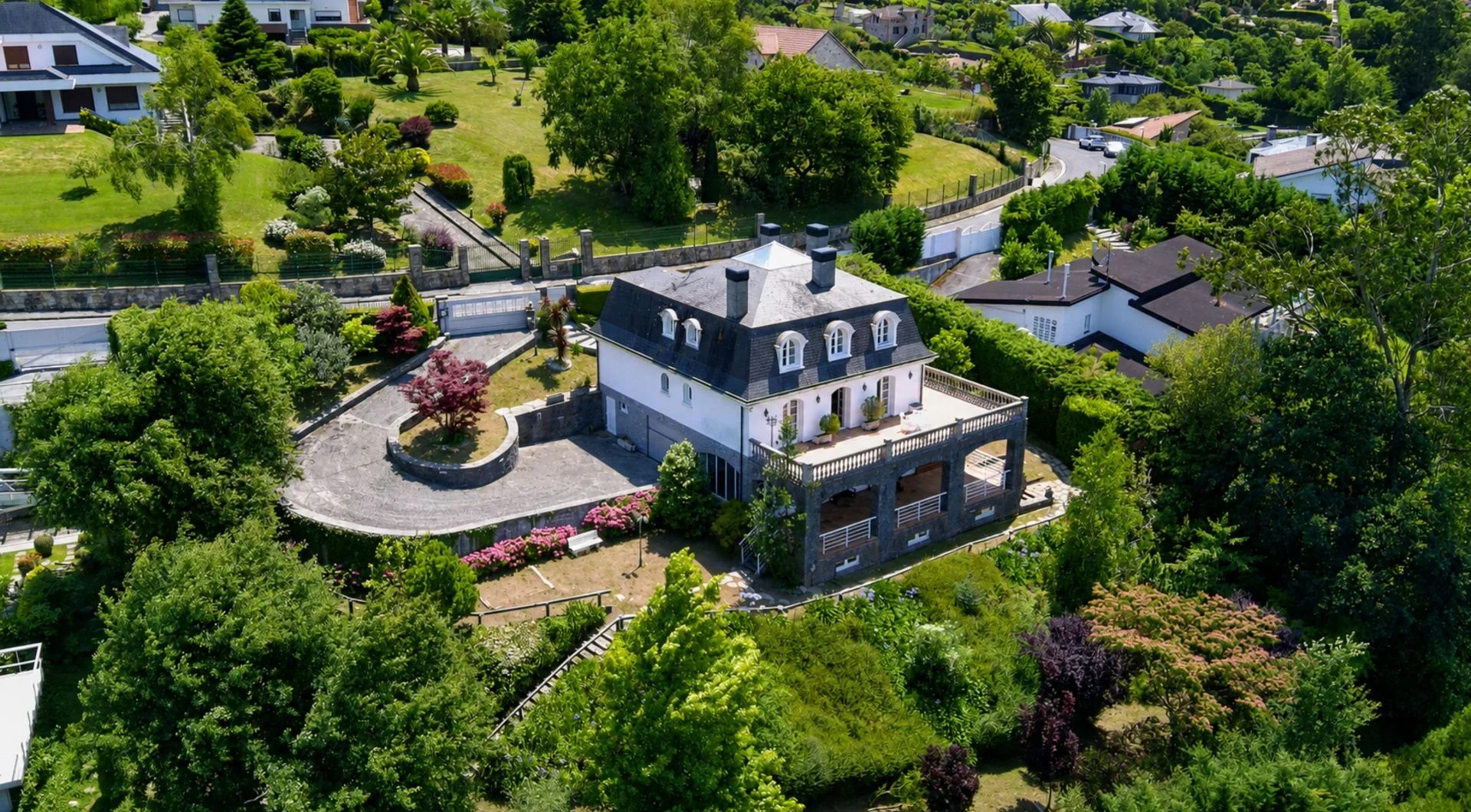 Villa de estilo francés con piscina climatizada