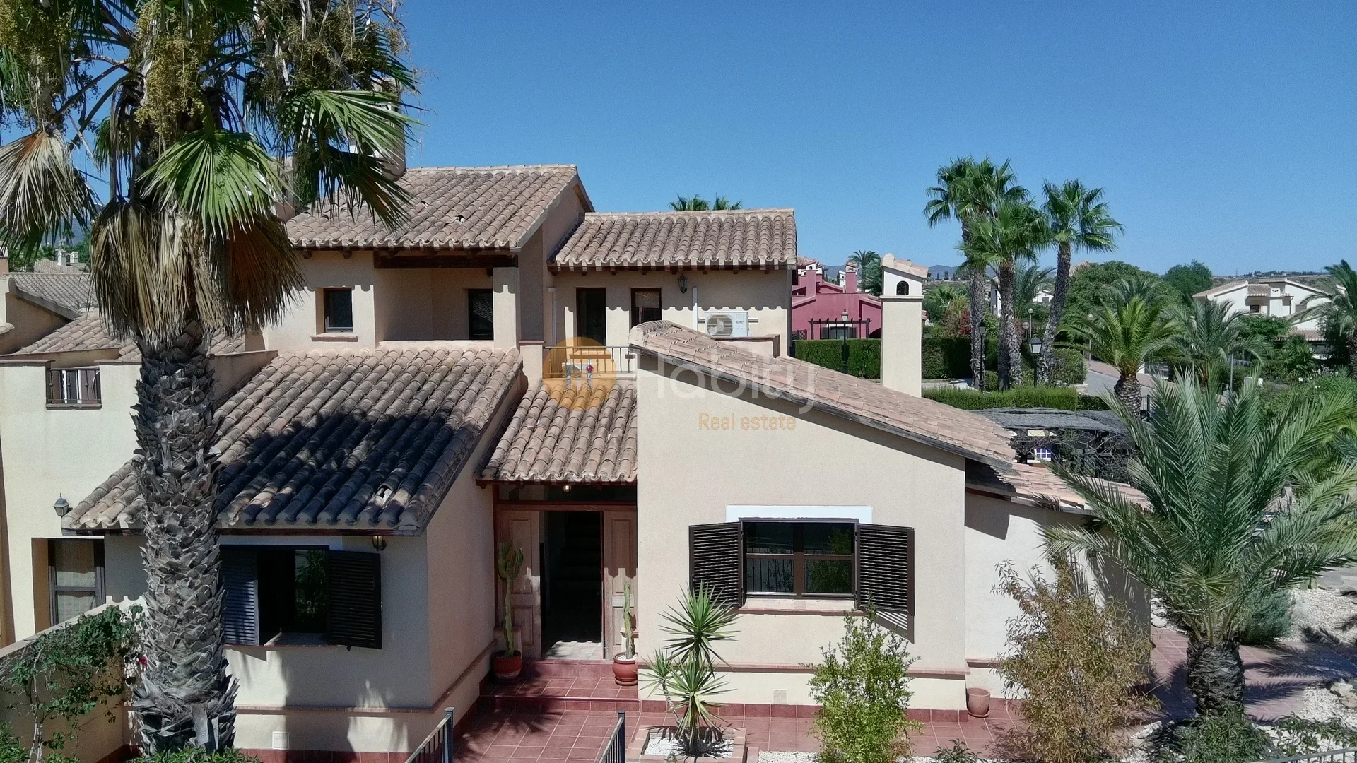 Villa esquinera de cuatro dormitorios