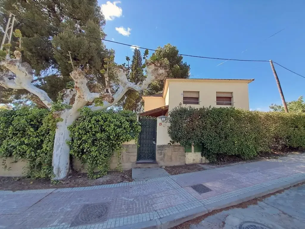 Five-bedroom house with expansive garden