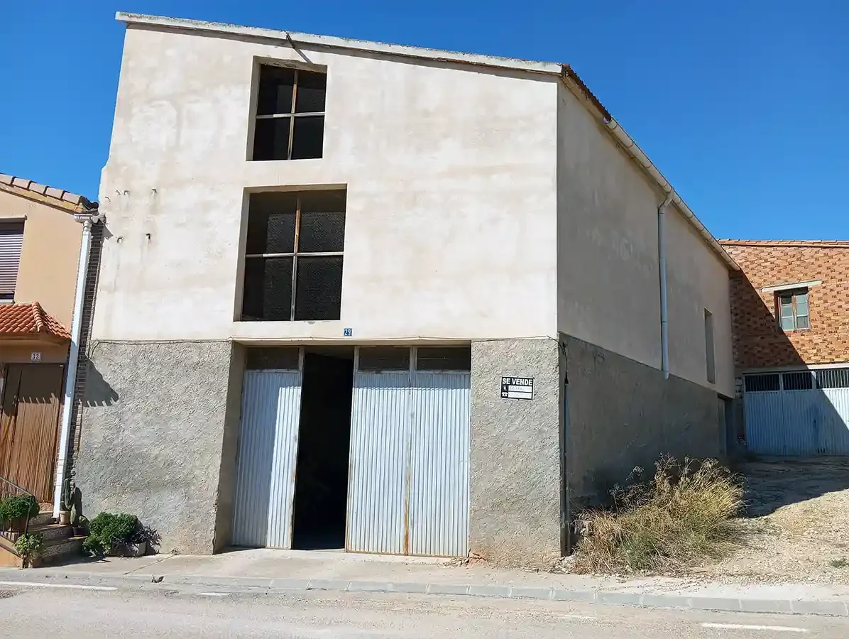 Almacén de tres plantas en Torrecilla