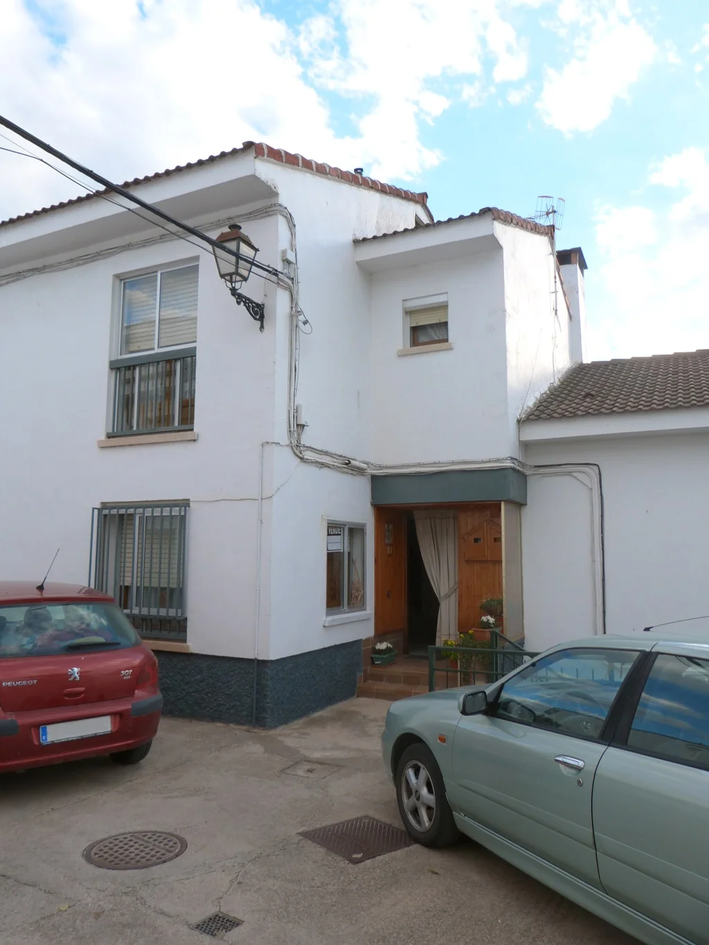 Casa cuidada en Ariño con terraza