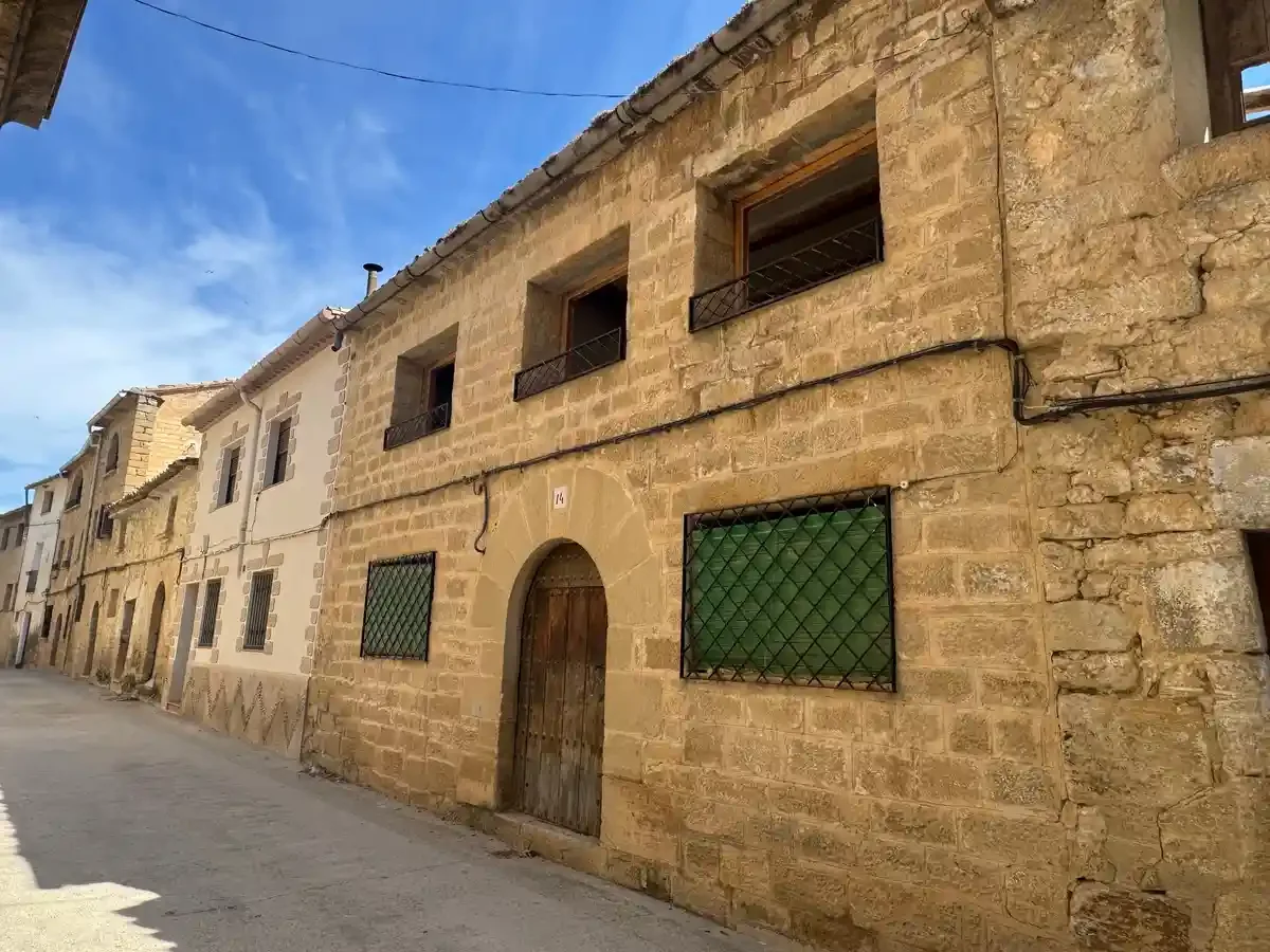 Casa de pueblo para reformar con terreno