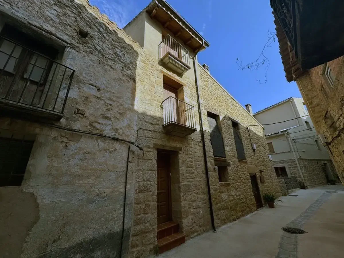 Casa reformada en Cretas con terrazas y montaña