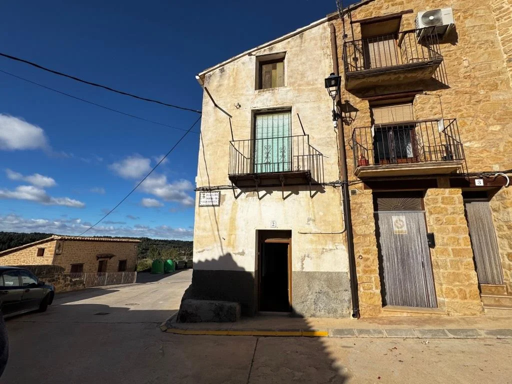 Casa de pueblo con vistas montañosas