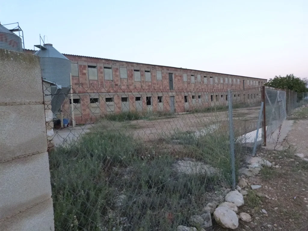 Nave rural junto al río Algars