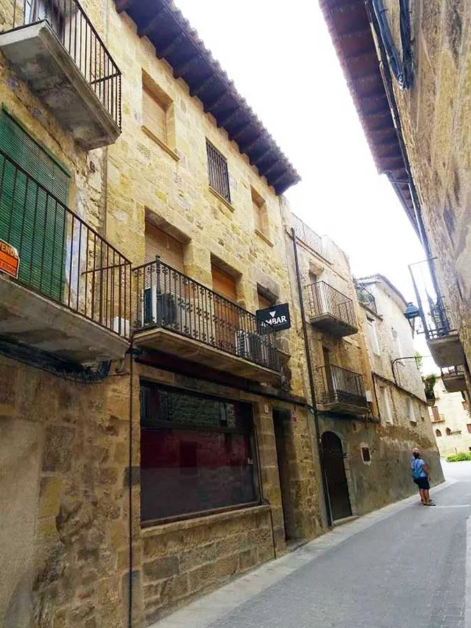 Edificio mixto rehabilitado, bar y vivienda