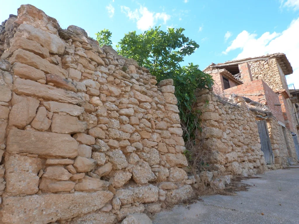 Four ruined corrals with rustic land