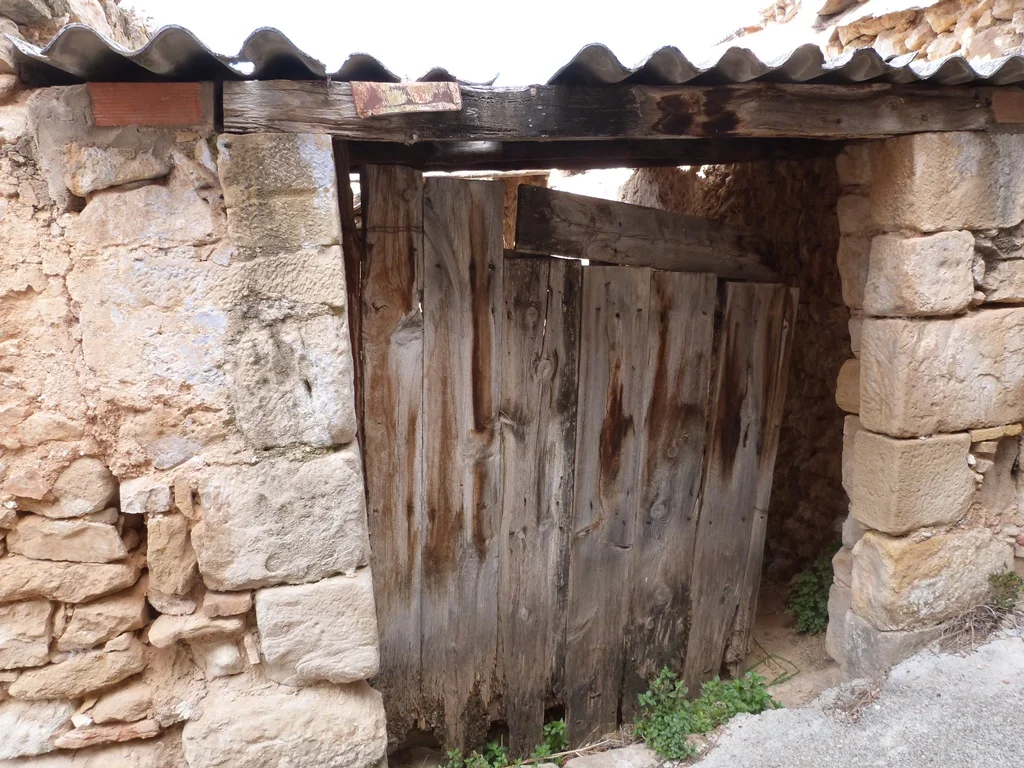 Dos pajares en ruinas en Fuentespalda