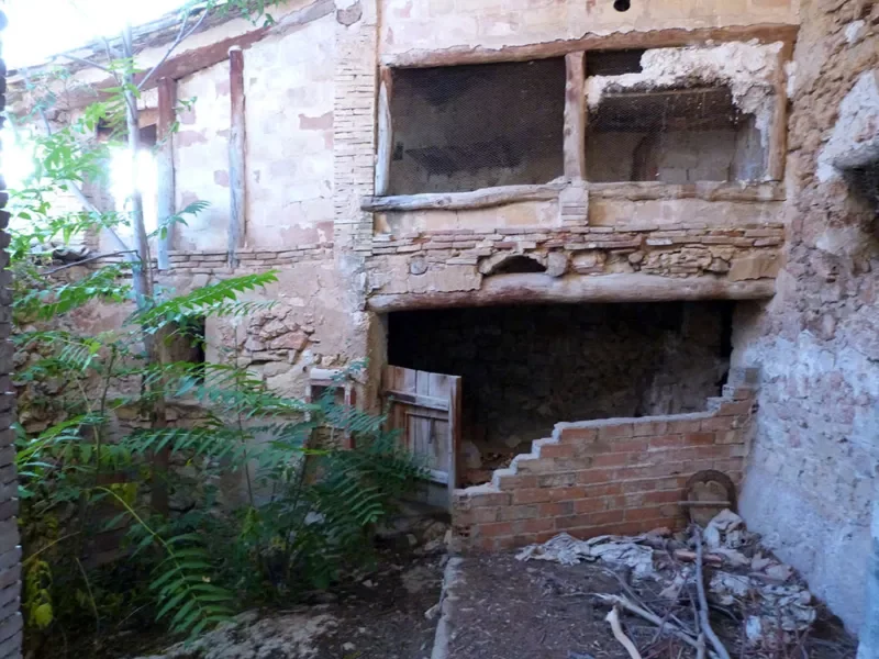 Edificio rústico de piedra en Bajo Aragón