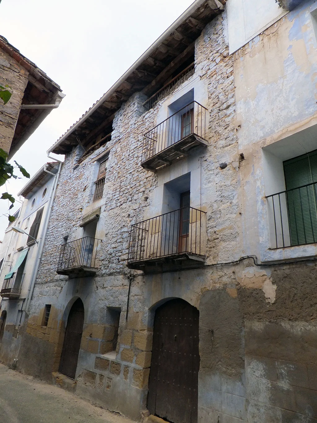 Casa de piedra de cuatro plantas en Matarraña