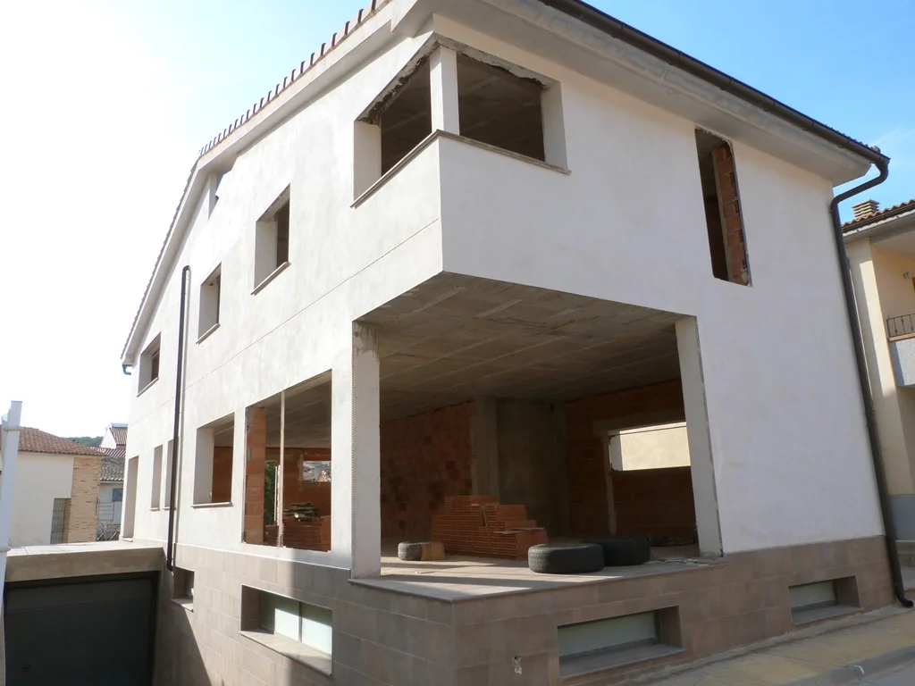 Casa grande sin terminar en Matarraña