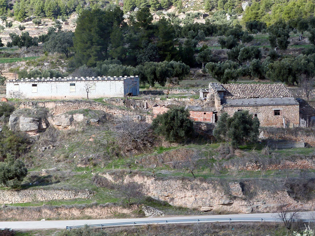 Finca rústica con dos edificaciones agrícolas