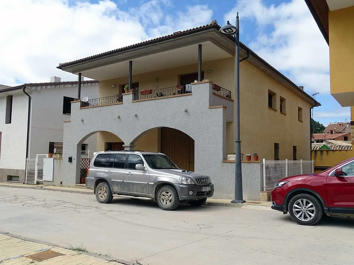 Casa de dos plantas con potencial