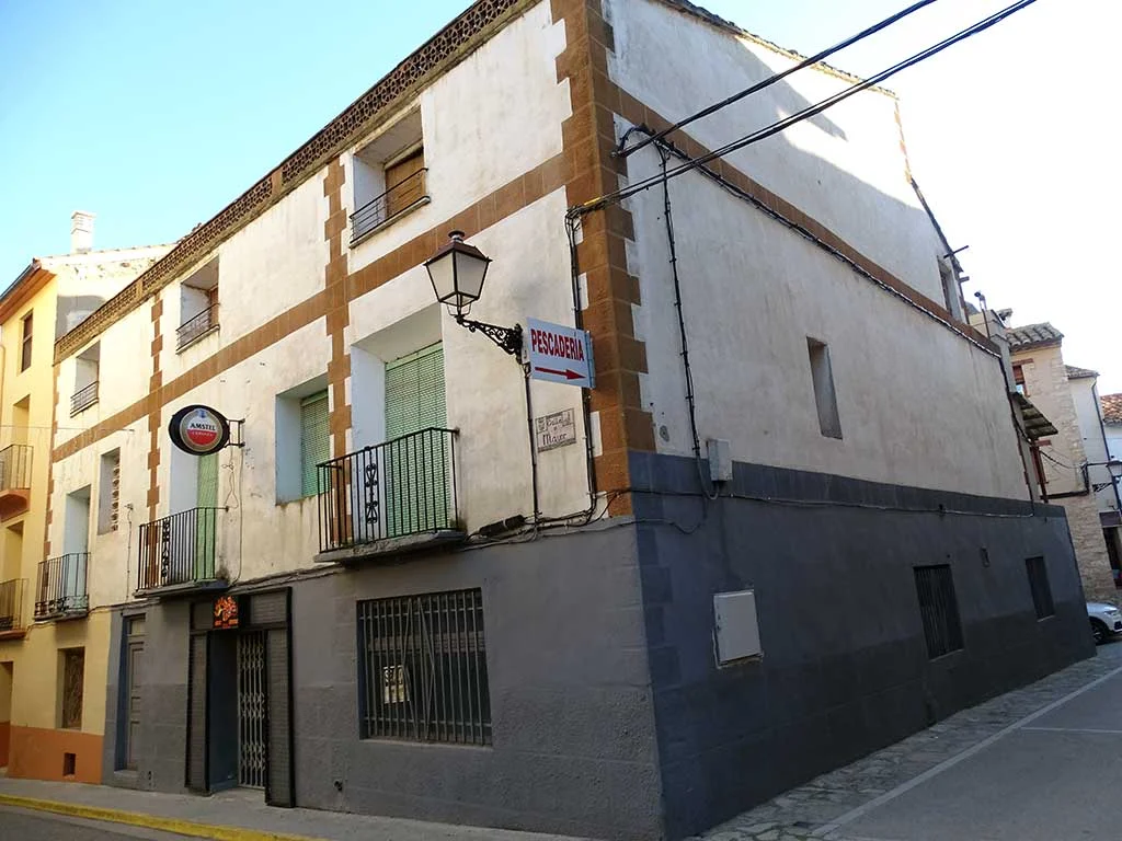 Central mixed-use property with six bedrooms