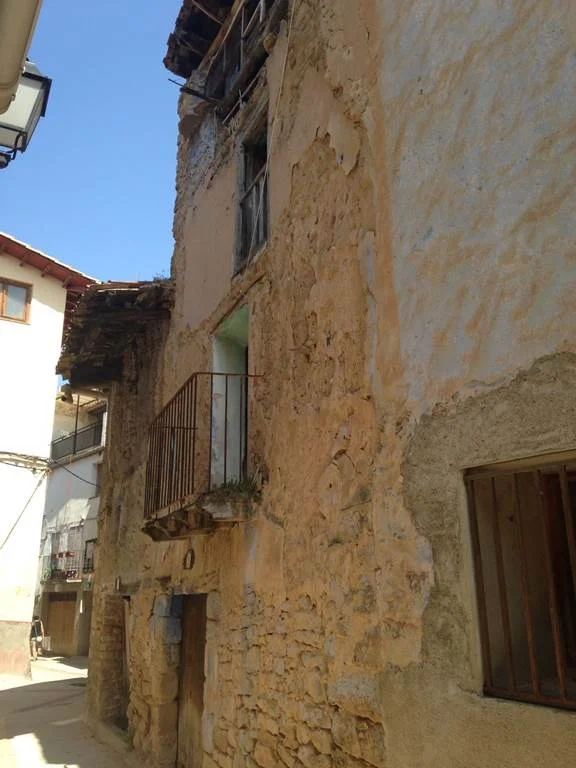 Three-storey restoration house in Ráfales
