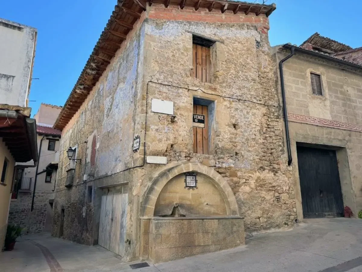Three-storey renovation house in Ráfales