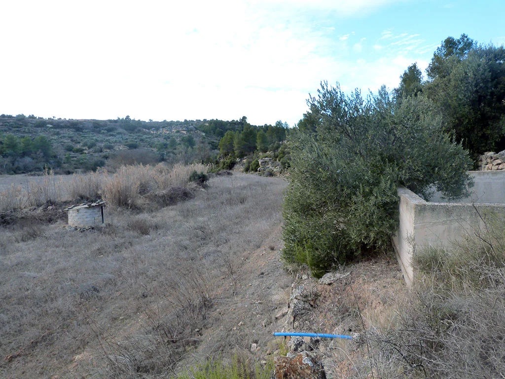 Finca rústica de una hectárea con agua