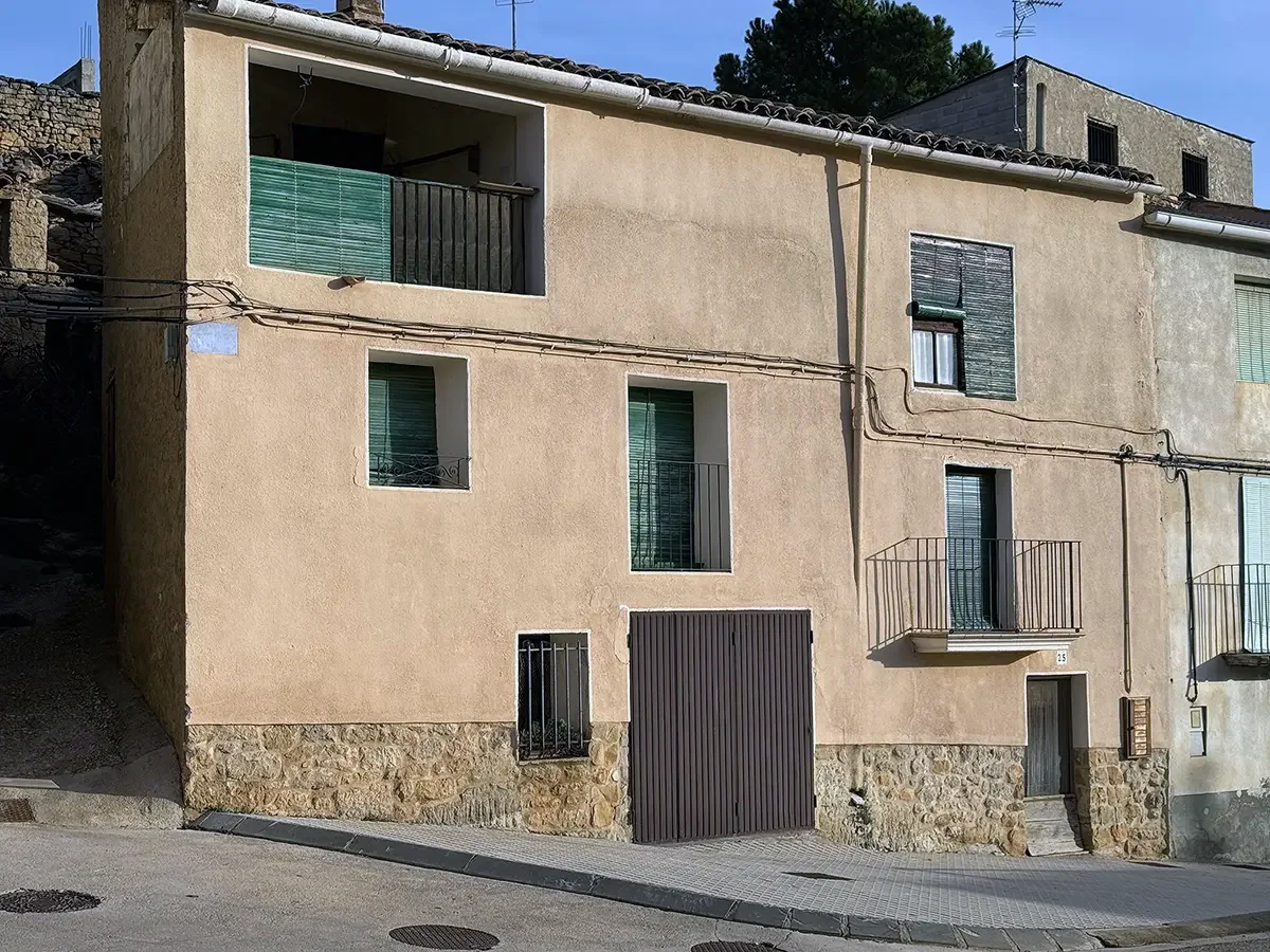 Casa de tres plantas con garaje