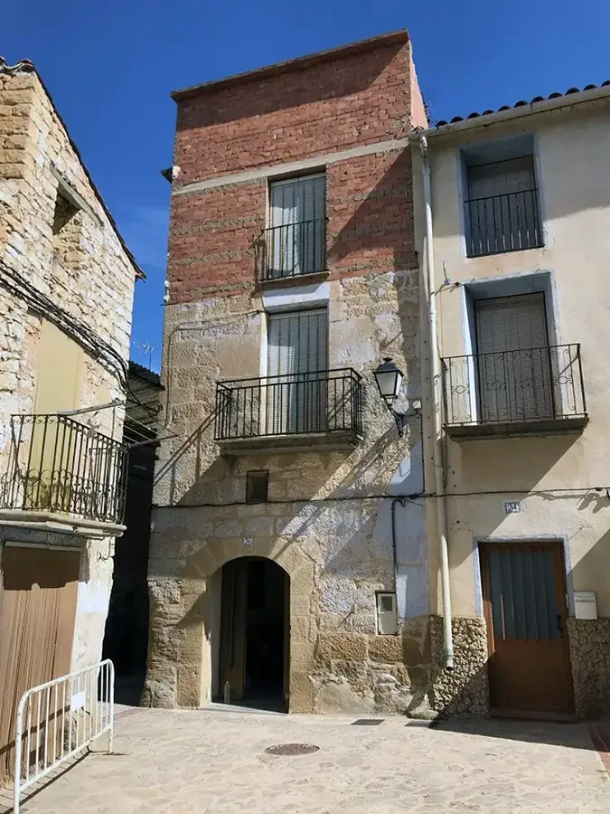 Casa de tres plantas con patio