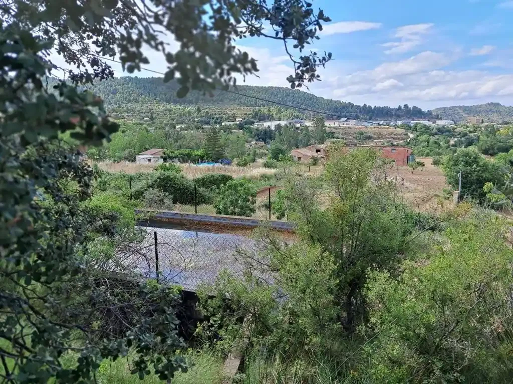 Finca rústica con múltiples edificaciones agrícolas