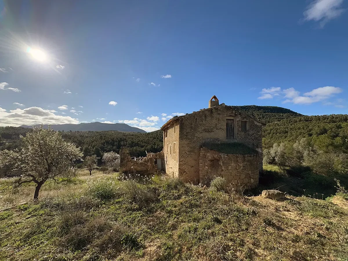 17.58-hectare estate with stone farmhouse