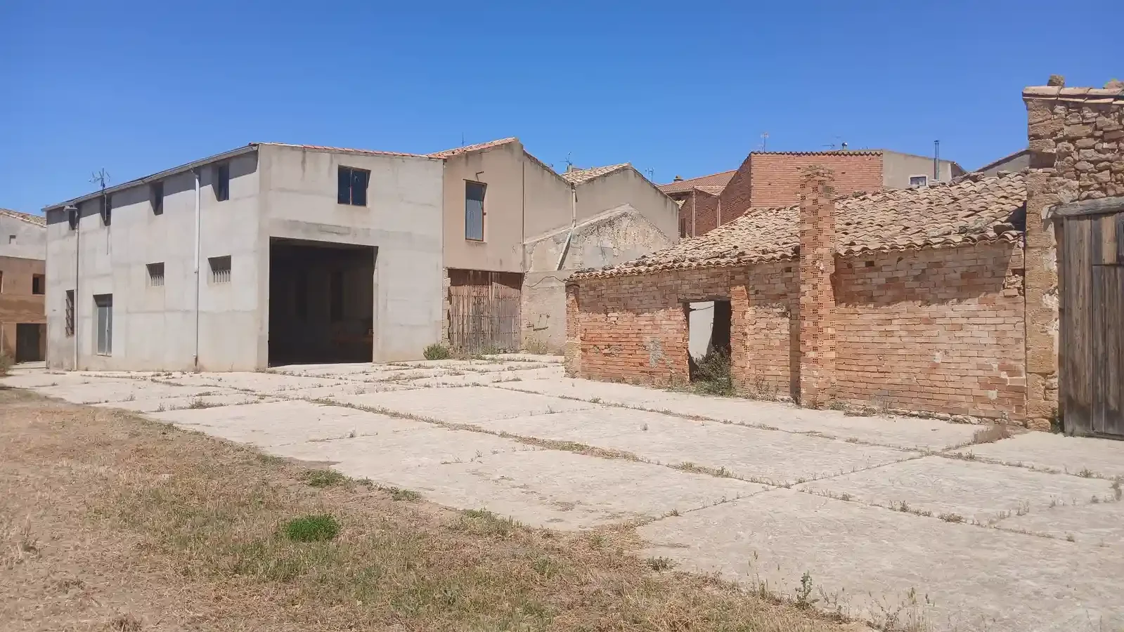 Complejo urbano con dos naves