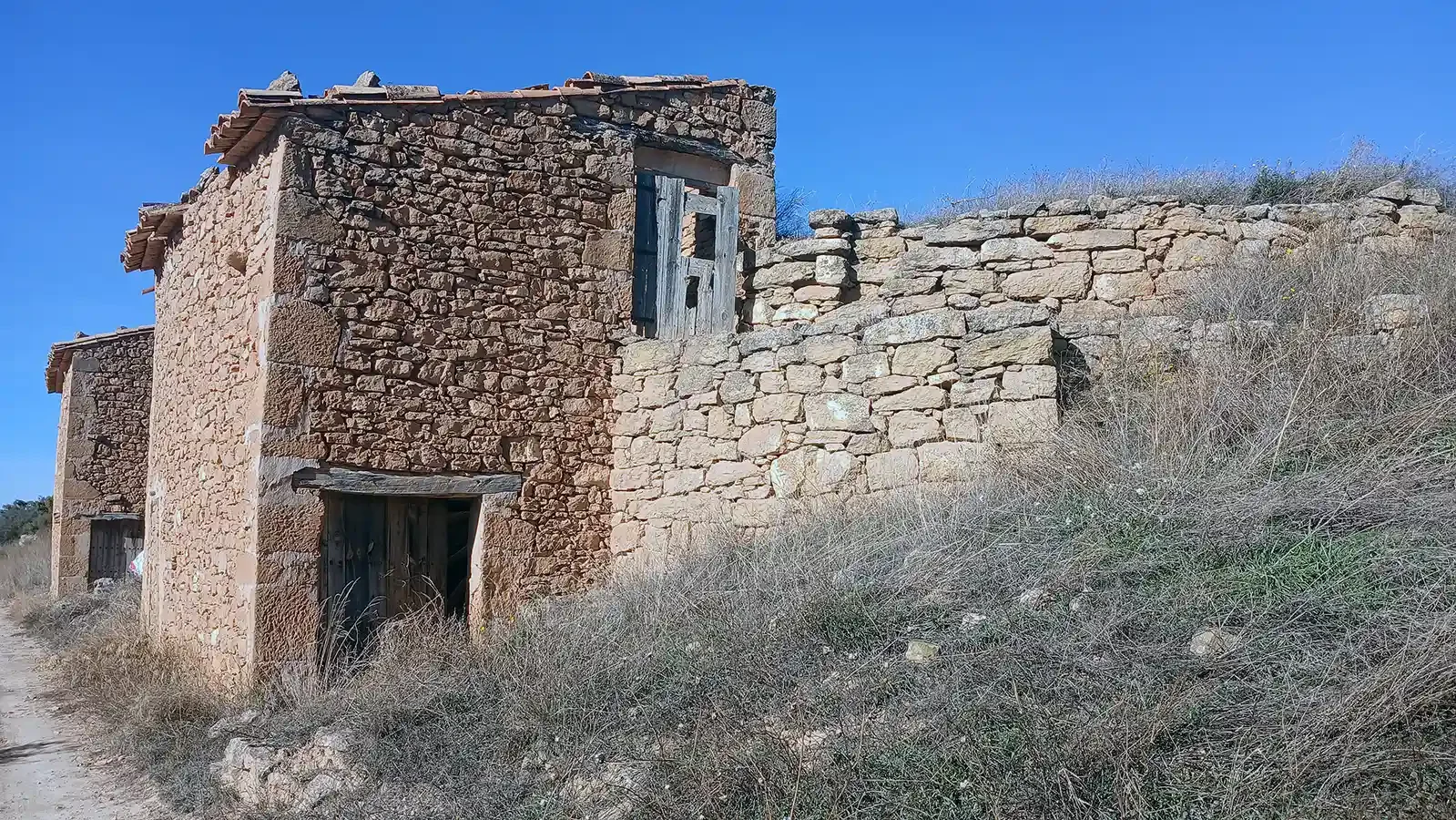 Corral de piedra con vistas en Valjunquera