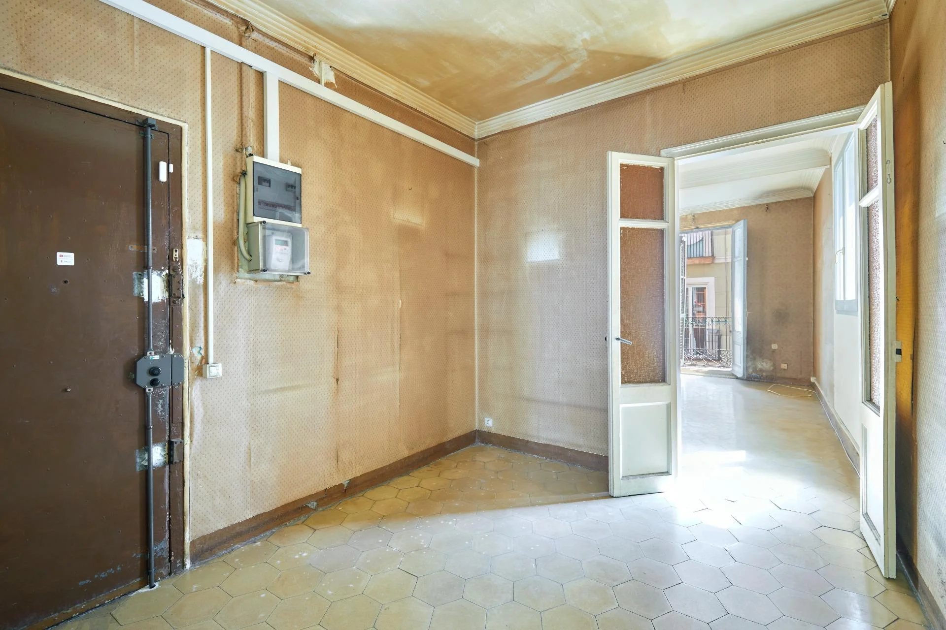 Reform-ready Raval flat, three bedrooms