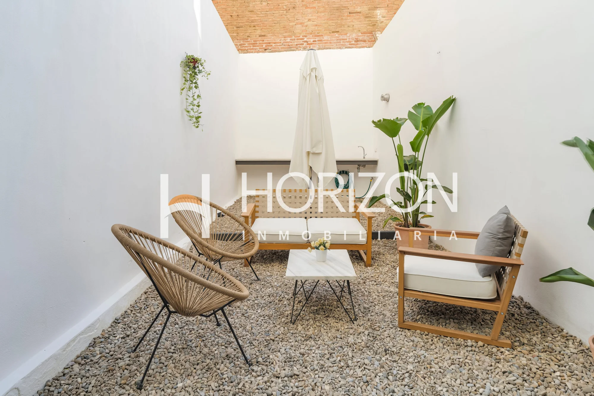 Piso reformado en Barcelona con gran patio