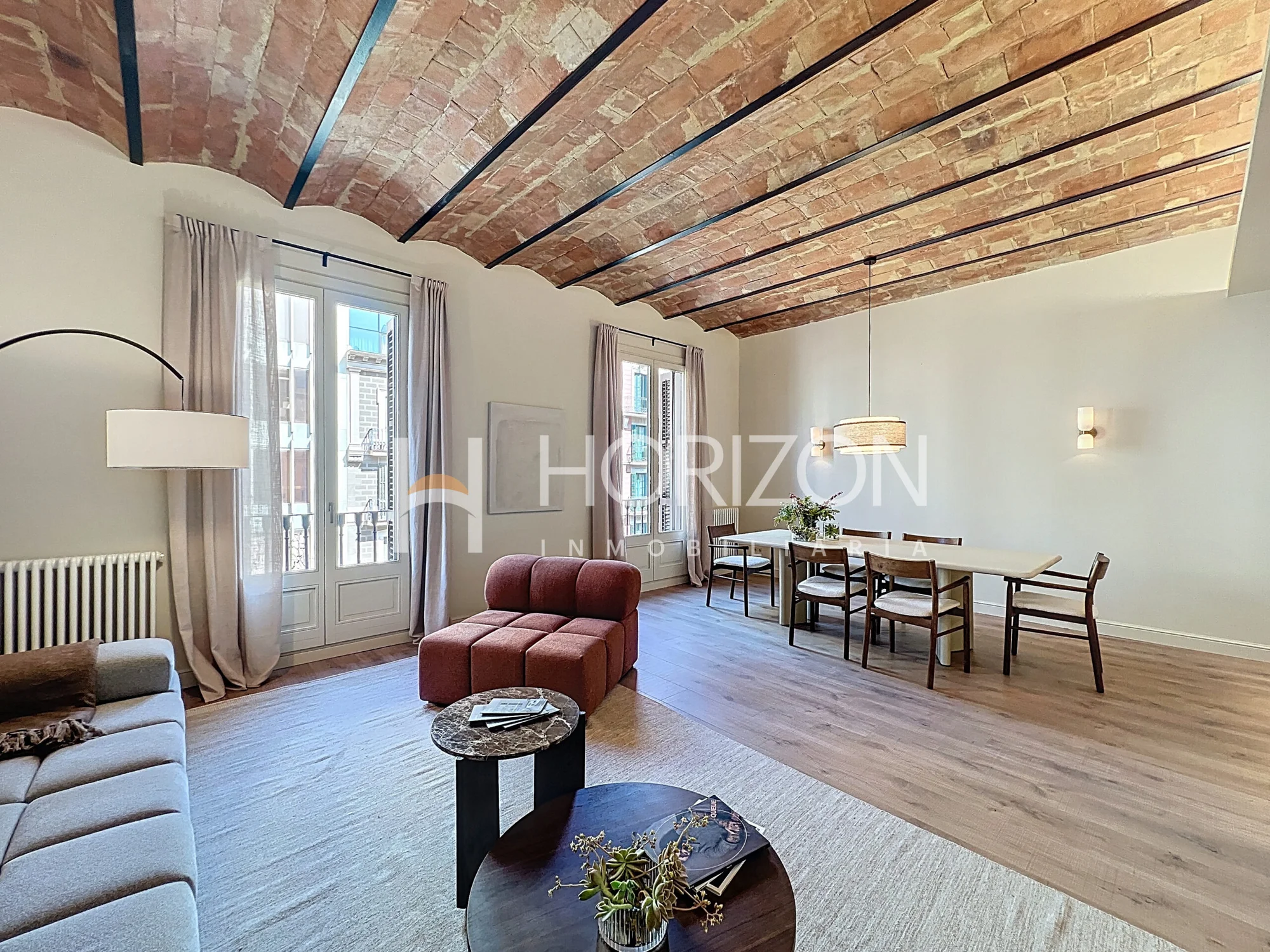 Piso reformado en Eixample con cuatro dormitorios