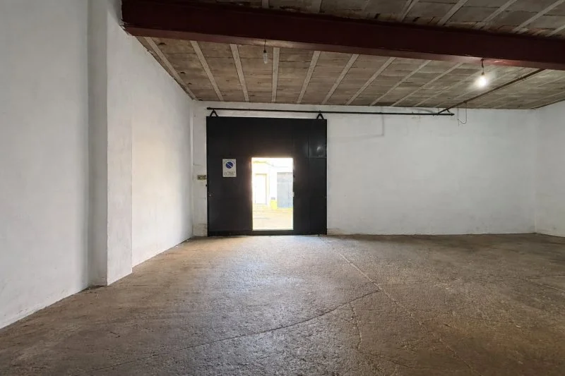 Industrial warehouse with 206 m² built