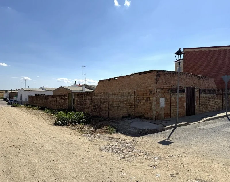 Urban corner plot in Bollullos