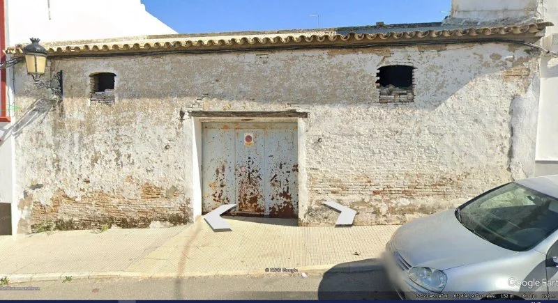 Solar urbano con almacén reformable