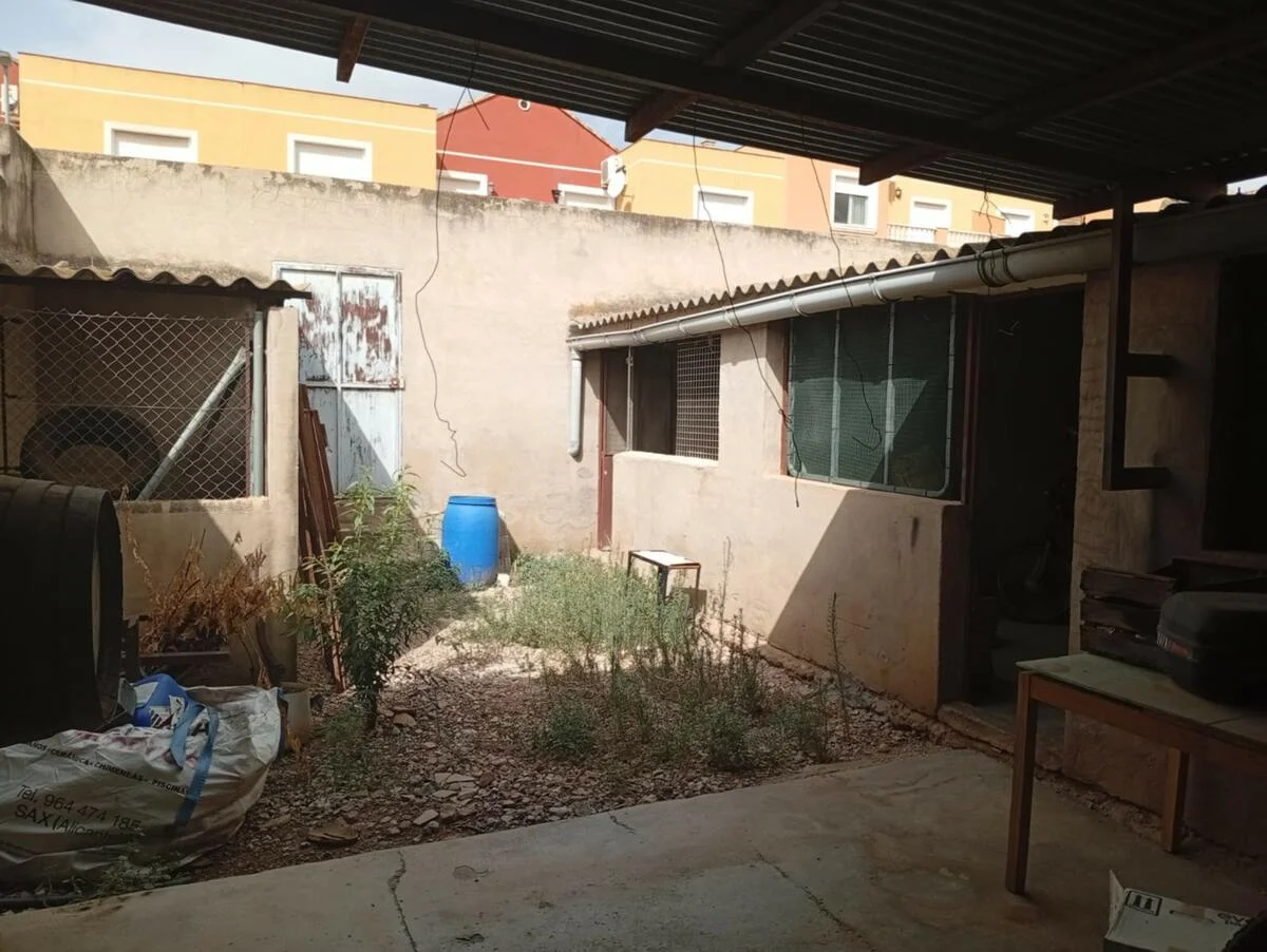 Almacén urbano con patio privado
