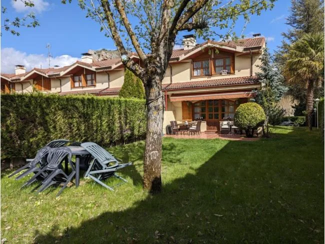 Casa de tres plantas con jardín privado