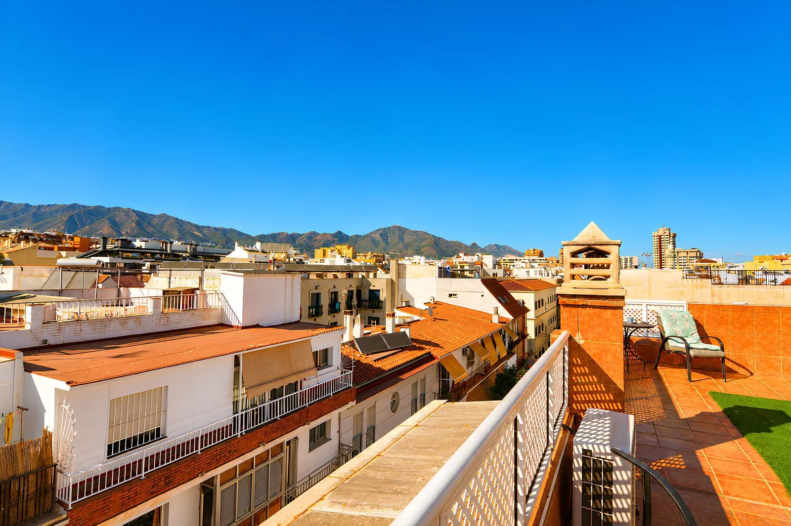 Central Fuengirola penthouse with rooftop solarium