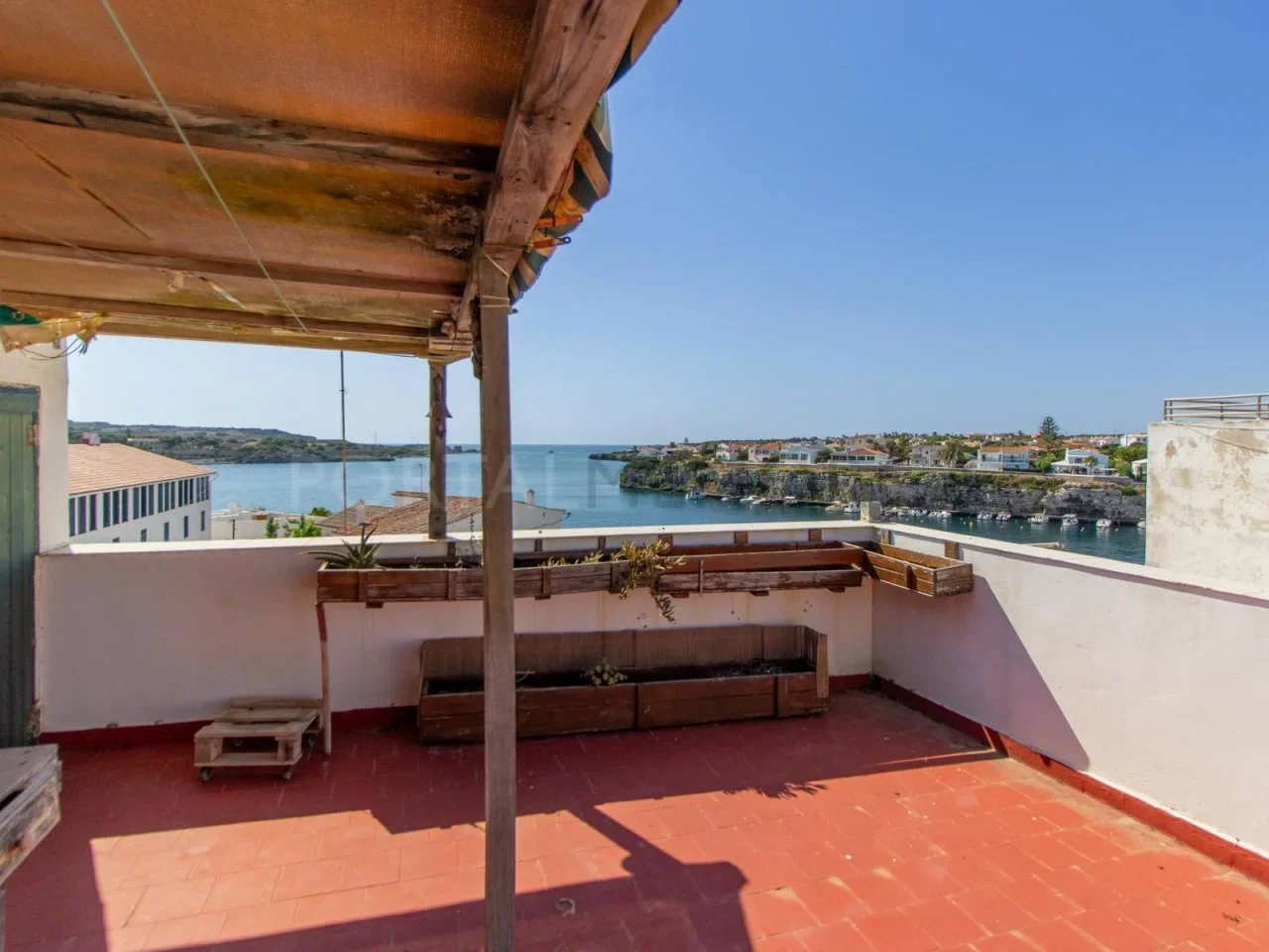 Three-unit building with sea views