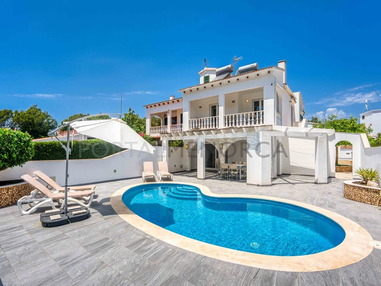 Villa de dos viviendas en Cala Galdana, seis dormitorios